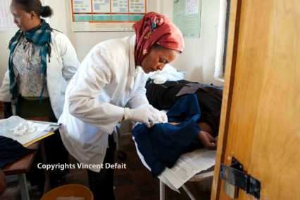 Ethiopie - Une infirmière pose un implant contraceptif sous-cut