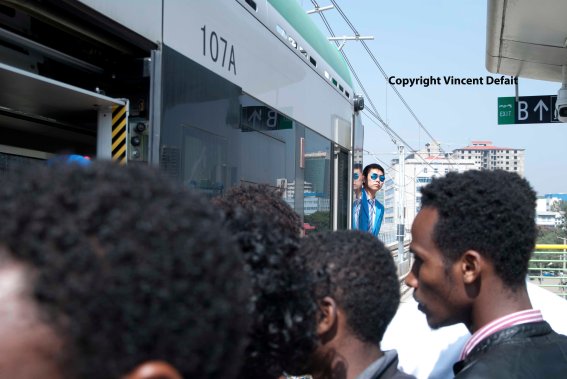 Ethiopie, sept. 2015 - Le tramway d'Addis-Abeba, financé à 85% par la banque chinoise Exim et construit par l'entreprise chinoise CREC, est partiellement entré en fonction le 20 septembre 2015.